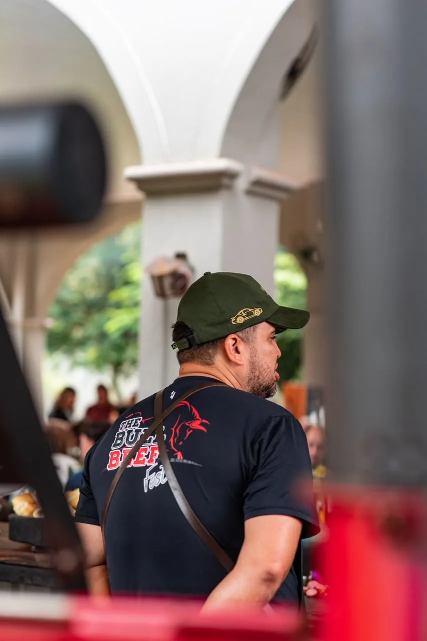 Boné do evento em uso