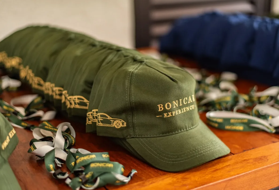 Boné e pulseiras exclusivos do Bonicar Experience
