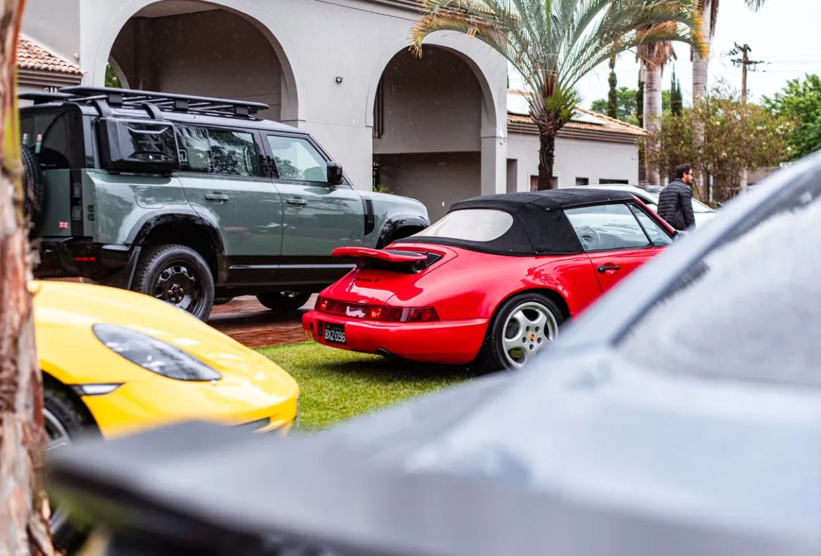 Porsche 911 e Land Rover Defender no evento