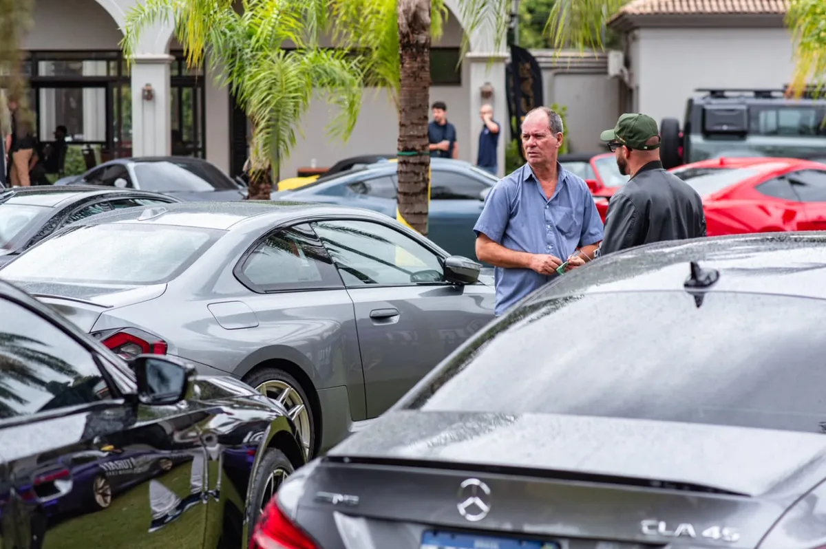 Convidados entre os carros expostos